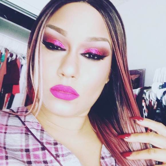 Get your make up done - Picture 1 of 1